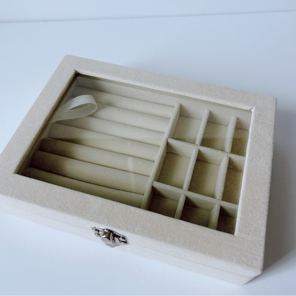 Elegant Cream Single Tier Jewelry Box with Clear Glass Display Lid